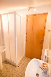 La salle de bains est pourvue d'un lavabo, d'une douche et de toilettes. dans l'établissement Casa Guaranatura alojamiento y barrancos, à Bierge