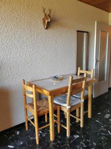 mesa de comedor con 2 sillas y mesa en Studio Carina, terrasse sud, réduction matériel ski, en Chamrousse