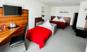 Un pat sau paturi într-o cameră la Allgäuhotel Memmingen Nord