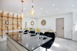 kuchnia i salon ze stołem i krzesłami w obiekcie Cosy apartment 4P-1BR Flandre-Crimée w Paryżu