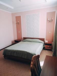 Un dormitorio con una cama y una mesa. en Готель Преміум en Leópolis