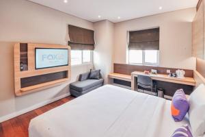 Letto o letti in una camera di FOX Lite Grogol Jakarta