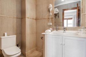 Ένα μπάνιο στο Apartamentos Trujillo +20 φωτογραφίες