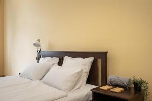 A bed or beds in a room at Peachy Homes Apartment