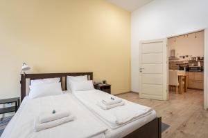 A bed or beds in a room at Peachy Homes Apartment