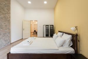 A bed or beds in a room at Peachy Homes Apartment