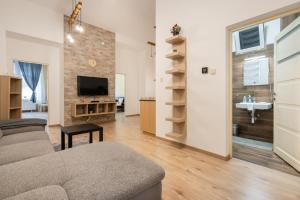 A television and/or entertainment centre at Peachy Homes Apartment