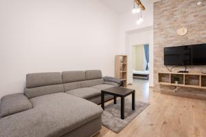 A television and/or entertainment centre at Peachy Homes Apartment