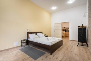 A bed or beds in a room at Peachy Homes Apartment