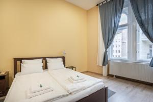 A bed or beds in a room at Peachy Homes Apartment