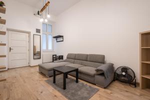 A seating area at Peachy Homes Apartment