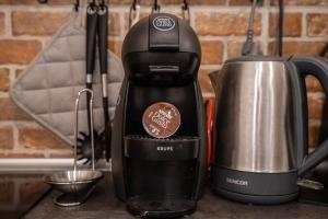 Coffee and tea making facilities at Peachy Homes Apartment