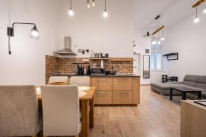 A kitchen or kitchenette at Peachy Homes Apartment