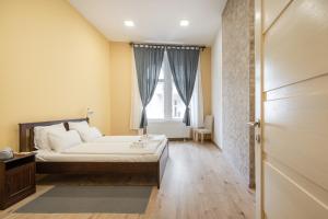 A bed or beds in a room at Peachy Homes Apartment