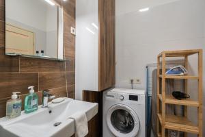 A bathroom at Peachy Homes Apartment