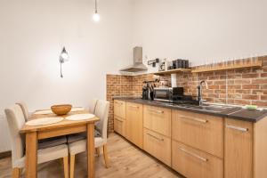 A kitchen or kitchenette at Peachy Homes Apartment