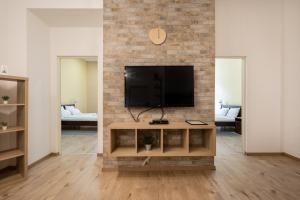 A television and/or entertainment centre at Peachy Homes Apartment