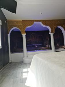 Schlafzimmer mit einem Bett und einem Kamin in der Unterkunft Apartamento Luxury Suite Huelva Zona Centro in Huelva