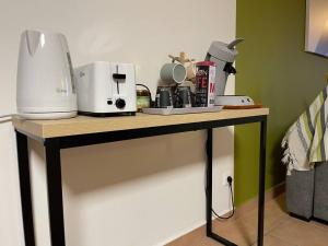 Coffee and tea making facilities at Immense StuDio 51 jusqu'à 4 personnes avec vue mer