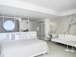 Postel nebo postele na pokoji v ubytování Lovia Mykonos