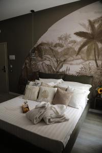 サレルノにあるB&B Les Lumièresのベッドルーム1室(壁に絵画が描かれた大型ベッド1台付)