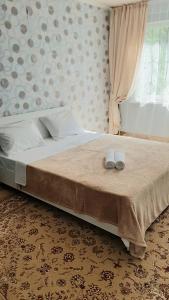 En eller flere senger på et rom på Уютная трешка в центре Алматы