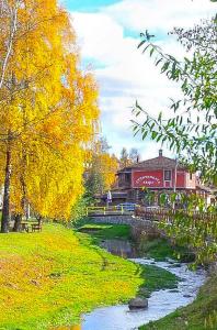 une peinture d'une rivière avec un bâtiment en arrière-plan dans l'établissement Stoichkovata Kashta Koprivshtitsa, à Koprivchtitsa