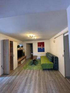 een woonkamer met een bank en een tafel bij Apartmani Unski Biser in Cazin