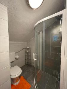 Apartmani Unski Biser tesisinde bir banyo