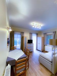 Televízia a/alebo spoločenská miestnosť v ubytovaní Őzkút Apartmanház