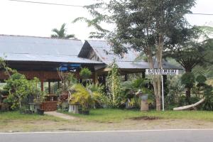 a street sign in front of a building at Family Guest House Moni in Kelimutu