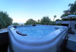 ein großer Whirlpool auf einer Terrasse in der Unterkunft Moonlight Suites in Parga