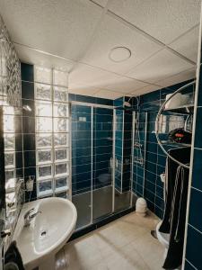 a bathroom with a sink and a shower at Apartamentos Venta Lanuza, El Campello in El Campello
