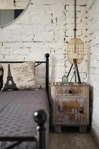 GrzmiącaにあるLoft Apartment Grzmiącaのベッドルーム1室(ベッド1台、ナイトスタンドのランプ付)