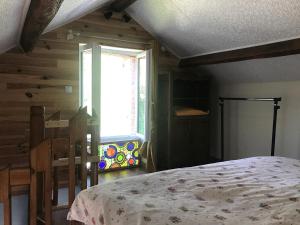 a bedroom with a bed and a window at Maison independante pour 2 tout inclus Tiny House for 2 all included in Teilhet