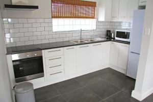 Kuchyň nebo kuchyňský kout v ubytování Lazy Days Apartments - Cape Town