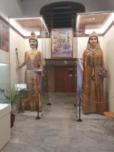 two statues of people in costumes in a hallway at Appartement 6 Personnes - L'arboc in Arbós +29 photos