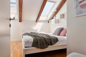 Postel nebo postele na pokoji v ubytování Bright Loft in New Town by Prague Days