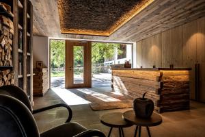 - un salon avec un mur en bois et une grande fenêtre dans l'établissement Oberfallerhof Apartment Ummi, à Barbiano