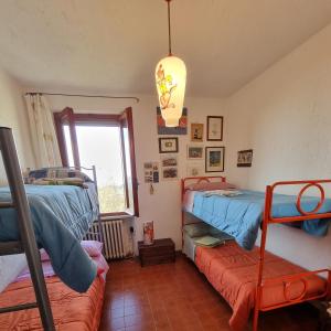 マジョーネにあるUna Terrazza sul Lago Trasimenoのベッドルーム1室(二段ベッド2台、窓付)が備わります。