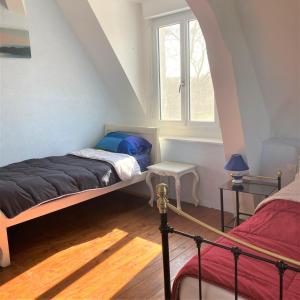 ein Schlafzimmer mit zwei Betten und einem Fenster in der Unterkunft Grande maison de charme, 14 pers. 5 chambres, sauna, écrin de verdure, baby foot in Saint-Clémentin + 31 Fotos