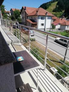 uma varanda com uma mesa e uma estrada em Apartman Monika Zlatar Nova Varos em Nova Varos