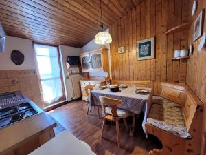 una cucina con tavolo e sedie in una stanza di Peace and Lake Mountain Lake Iseo Hospitality a Bossico