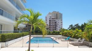 una palmera y una piscina en un edificio en Santa Marta Apartamento en Bello Horizonte, en Santa Marta
