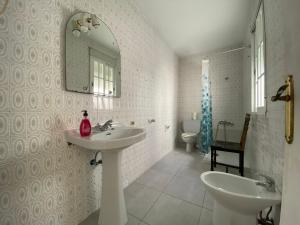 a bathroom with two sinks and a mirror and a toilet at BIGGER FLAT IDEAL PARA FAMILIA NEAR CENTER AND BEACH in Valencia