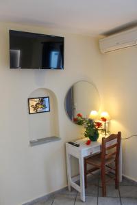 TV a/nebo společenská místnost v ubytování Sea View Studios & Apartments