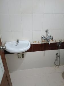 uma casa de banho com um lavatório e um chuveiro em Safa Serviced Apartments em Cochin