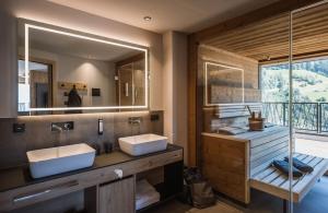 A bathroom at AhriaPura