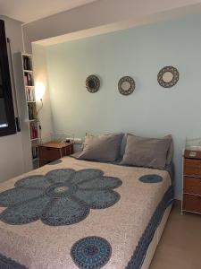 1 dormitorio con 1 cama grande con 2 platos en la pared en Beach flat with garden en Castelldefels