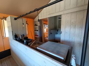 een keuken met een wastafel en een aanrecht bij Tente Cottage (6p) Fécamp Etretat in Colleville